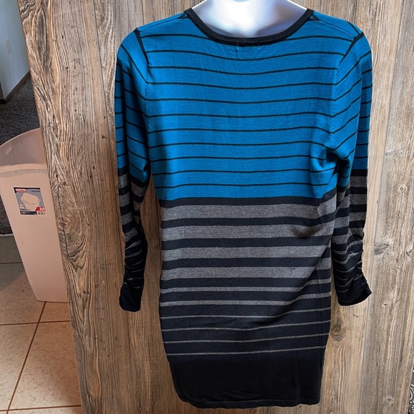 V-Neck Sweater Tunic with Zipper Ruched Detail - Picture 4 of 5